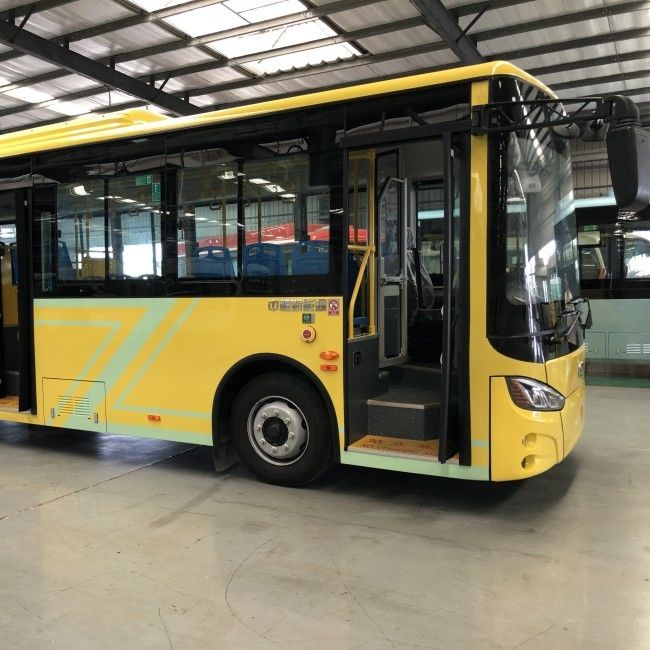 Deux bus électriques urbains à batterie de 8 m avec 2 portes, une puissance de batterie de 198,4 kWh, 29 sièges et conduite à gauche