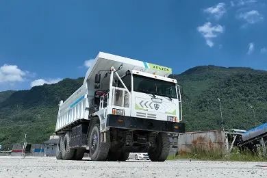 Camion minier électrique de 110 tonnes de charge utile avec zéro émission et double moteur pour une productivité élevée